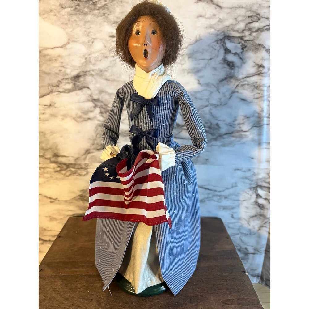 Byers Choice 2002 Colonial Woman w/ 13 Stars & Stripes USA Flag